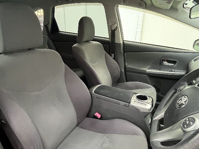 TOYOTA PRIUS Alpha 2012