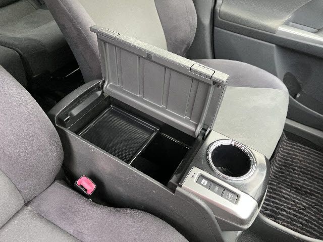 TOYOTA PRIUS Alpha 2012