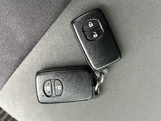 TOYOTA PRIUS Alpha 2012