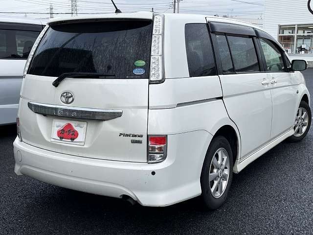 TOYOTA Isis 2013