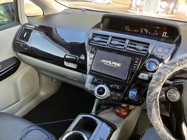 TOYOTA PRIUS Alpha 2013