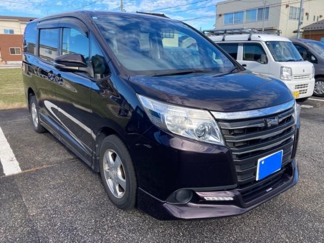 TOYOTA NOAH 4WD 2017