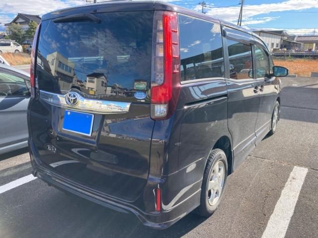 TOYOTA NOAH 4WD 2017