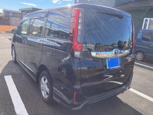 TOYOTA NOAH 4WD 2017