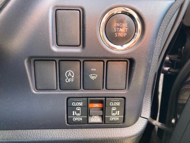 TOYOTA NOAH 4WD 2017