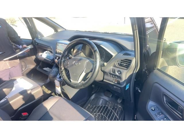 TOYOTA VOXY 4WD 2016