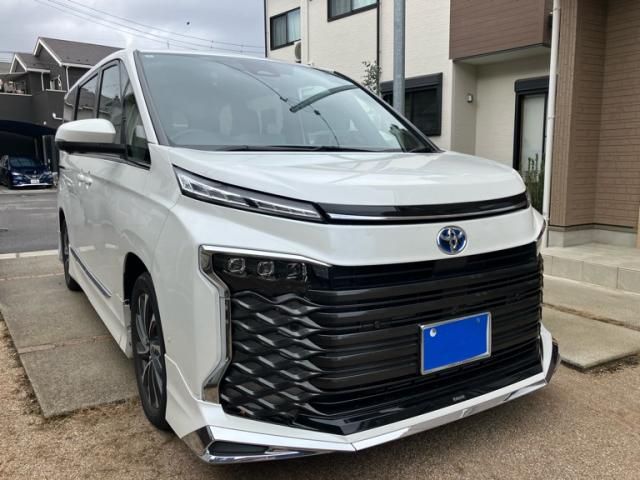 TOYOTA VOXY HYBRID 2024