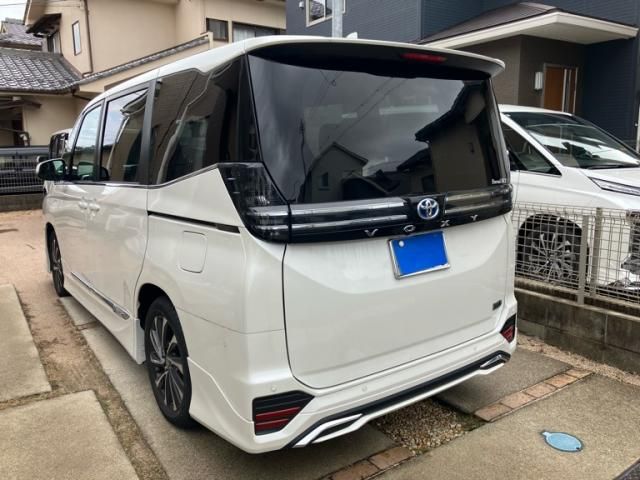 TOYOTA VOXY HYBRID 2024