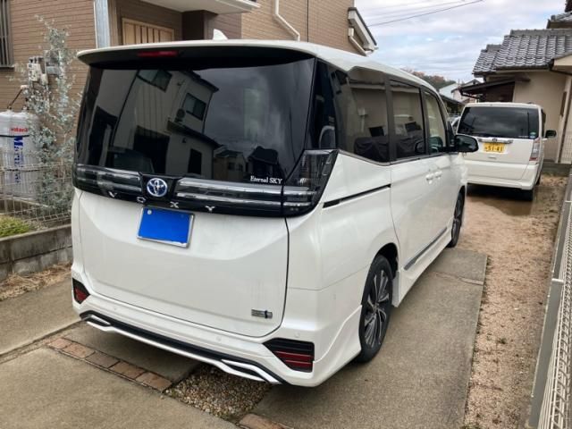 TOYOTA VOXY HYBRID 2024