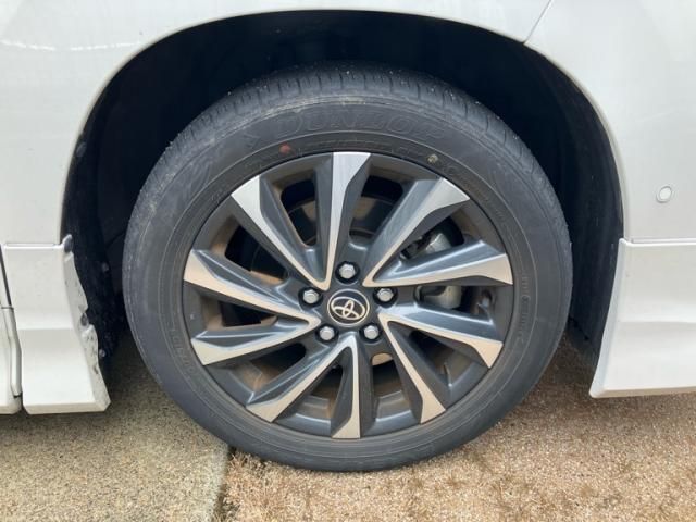 TOYOTA VOXY HYBRID 2024