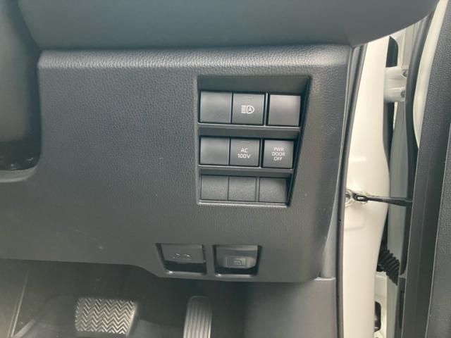 TOYOTA VOXY HYBRID 2024