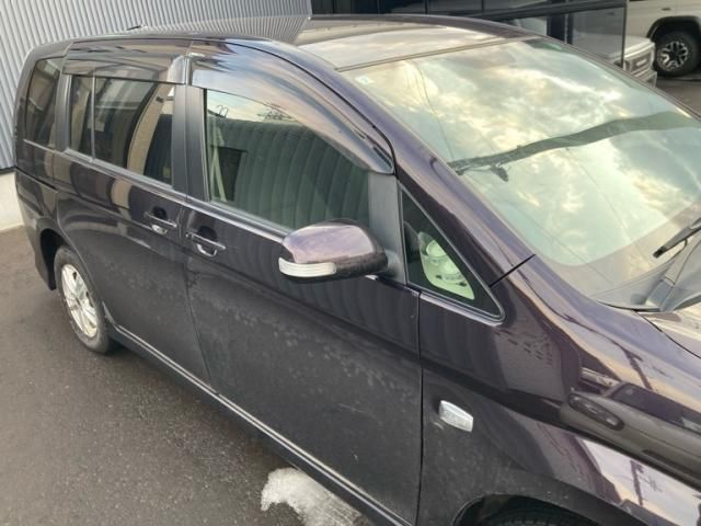 TOYOTA Isis 4WD 2013