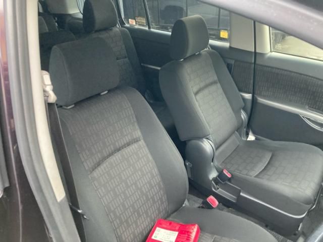 TOYOTA Isis 4WD 2013