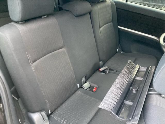 TOYOTA Isis 4WD 2013