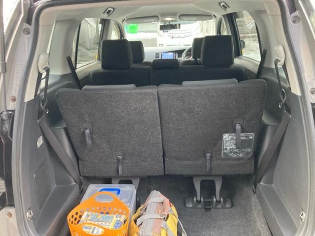 TOYOTA Isis 4WD 2013