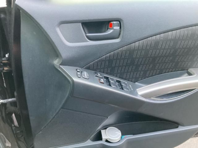 TOYOTA Isis 4WD 2013