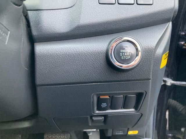 TOYOTA Isis 4WD 2013