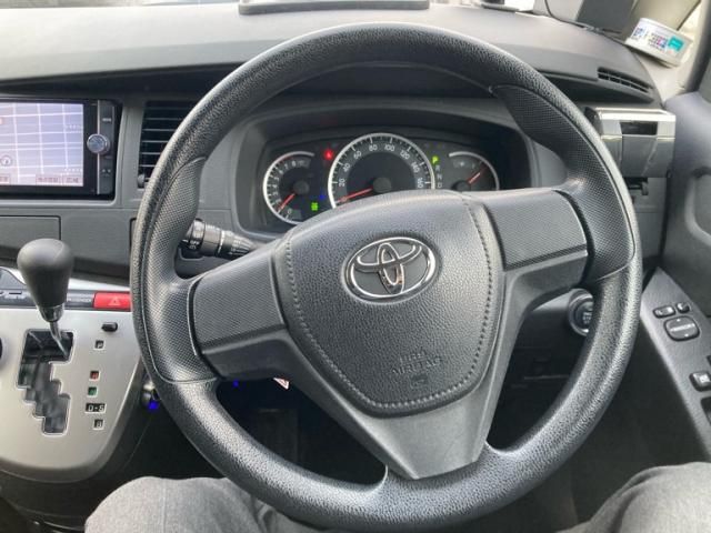 TOYOTA Isis 4WD 2013