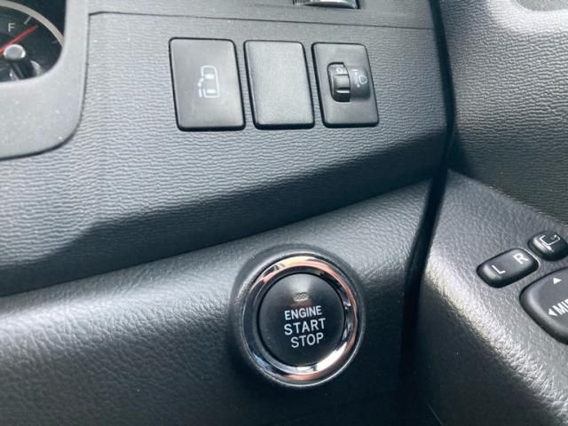 TOYOTA Isis 4WD 2013