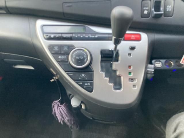 TOYOTA Isis 4WD 2013