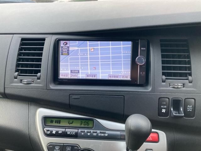 TOYOTA Isis 4WD 2013