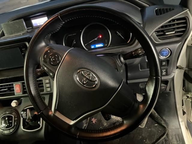 TOYOTA VOXY HYBRID 2015