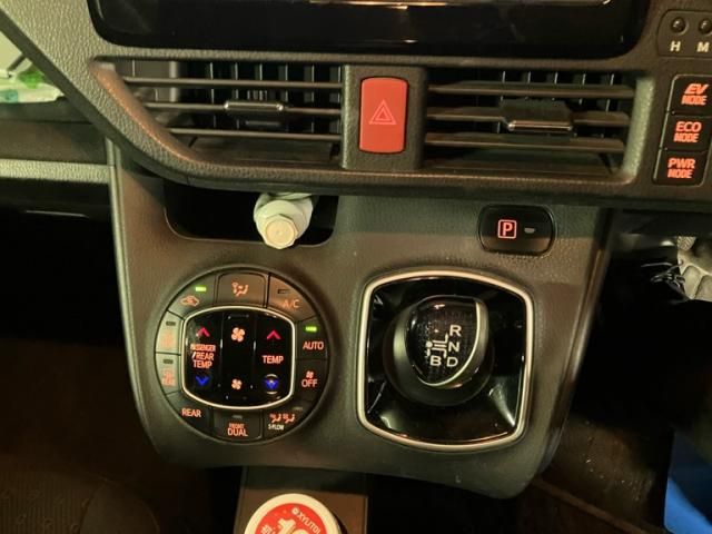 TOYOTA VOXY HYBRID 2015