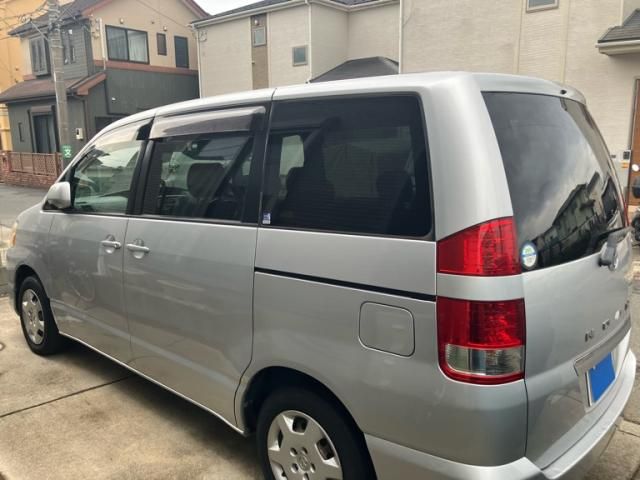 TOYOTA NOAH 2005