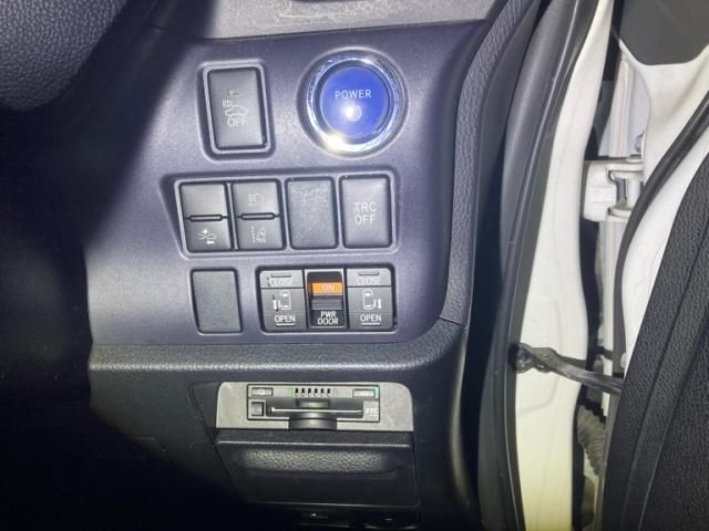 TOYOTA VOXY HYBRID 2017