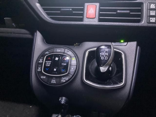 TOYOTA VOXY HYBRID 2017