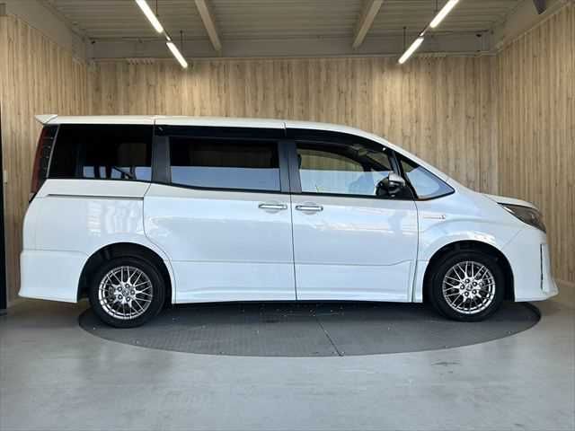 TOYOTA NOAH HYBRID 2019