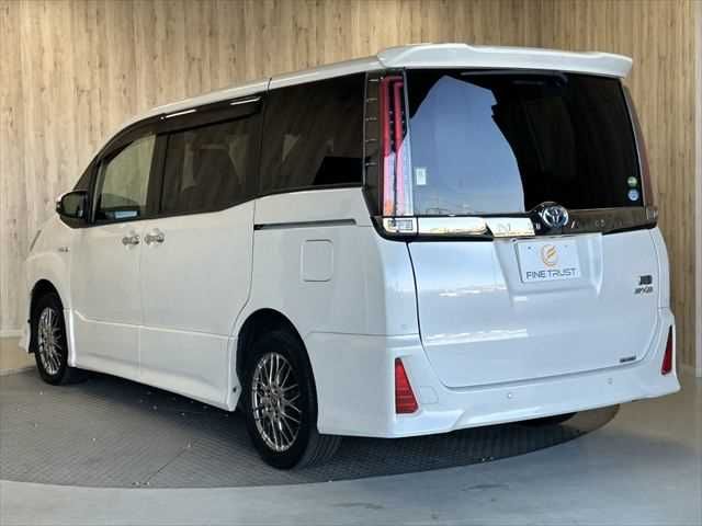 TOYOTA NOAH HYBRID 2019
