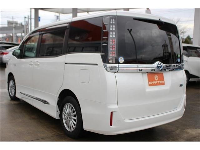 TOYOTA VOXY HYBRID 2015