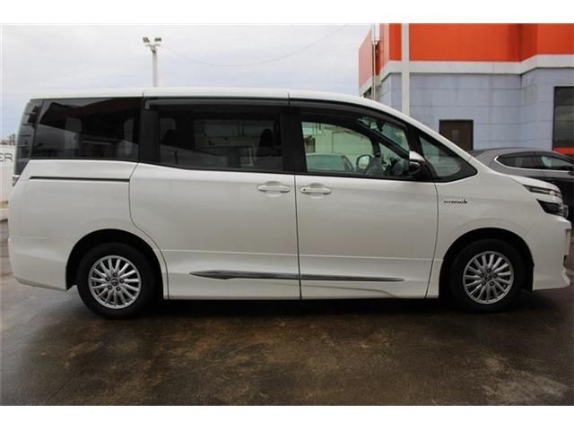 TOYOTA VOXY HYBRID 2015