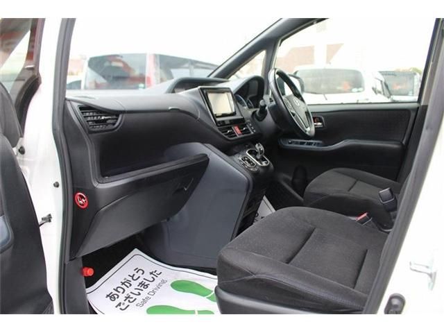 TOYOTA VOXY HYBRID 2015