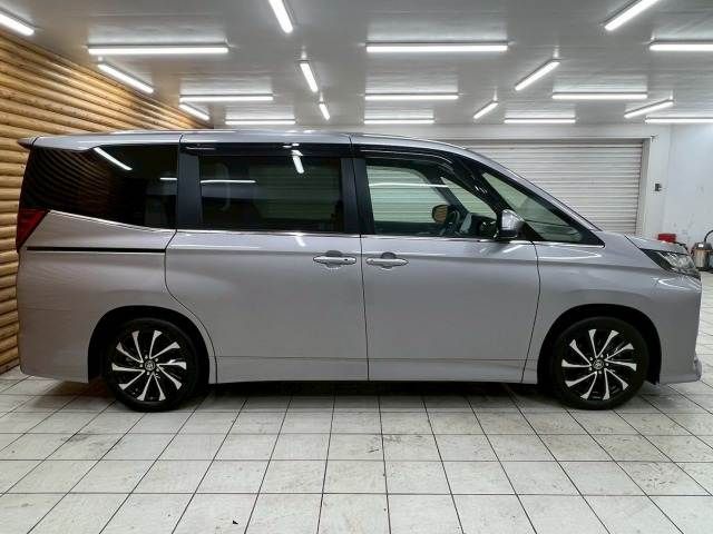 TOYOTA NOAH HYBRID 2023