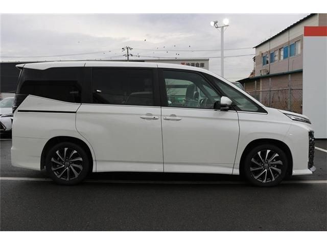 TOYOTA VOXY HYBRID 2025