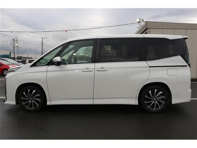 TOYOTA VOXY HYBRID 2025