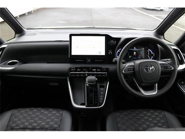 TOYOTA VOXY HYBRID 2025