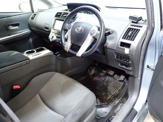 TOYOTA PRIUS Alpha 2012