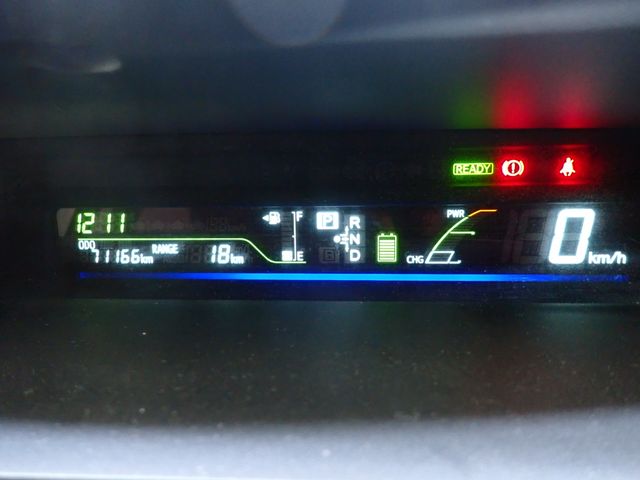 TOYOTA PRIUS Alpha 2012