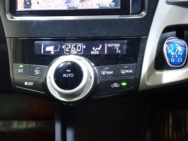 TOYOTA PRIUS Alpha 2012