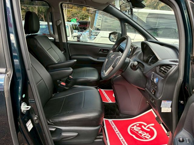 TOYOTA VOXY HYBRID 2016