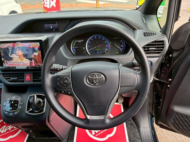 TOYOTA VOXY HYBRID 2016