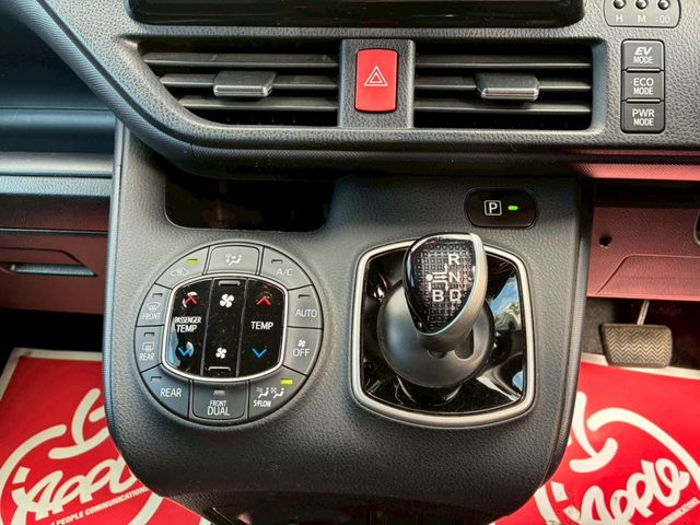 TOYOTA VOXY HYBRID 2016