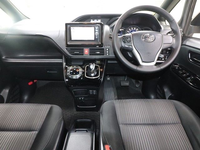 TOYOTA VOXY HYBRID 2017