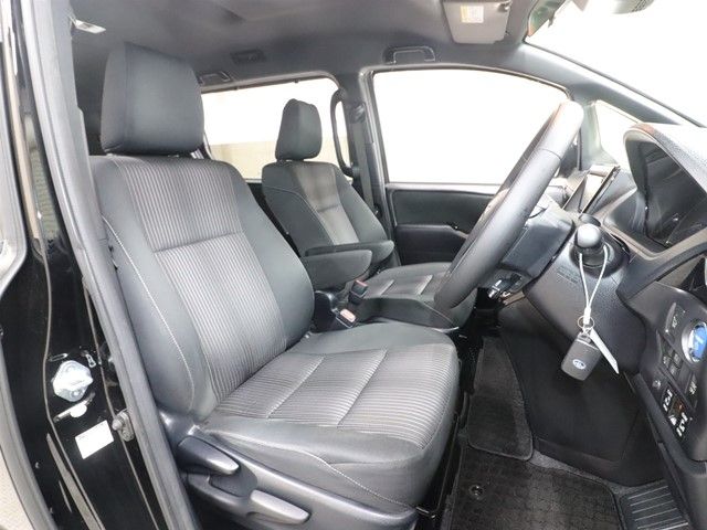 TOYOTA VOXY HYBRID 2017