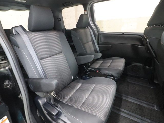 TOYOTA VOXY HYBRID 2017