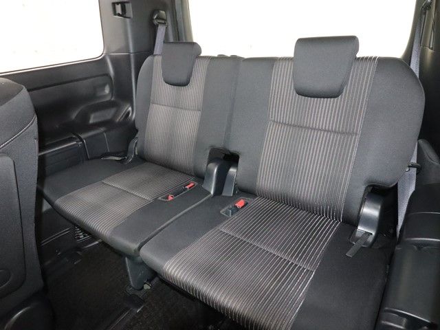 TOYOTA VOXY HYBRID 2017