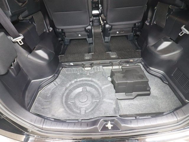 TOYOTA VOXY HYBRID 2017